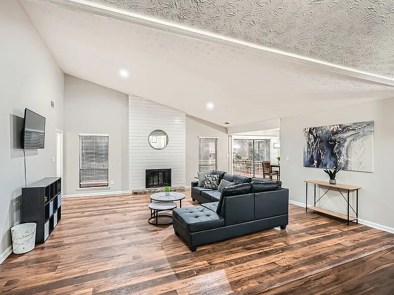 1040 Terramont Dr — Photo 3