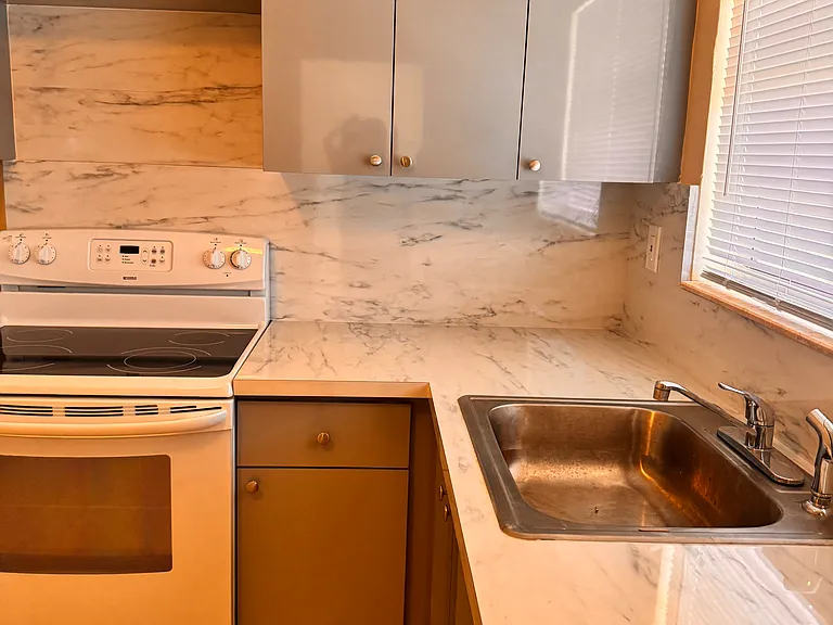 1419 SW 5th St #5 — Photo 3