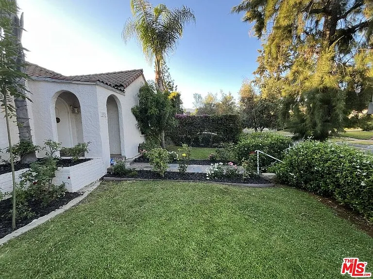101 N La Peer Dr — Photo 2