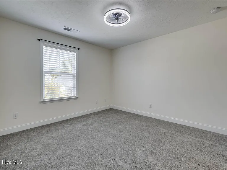 711 Courtland Ln — Photo 27