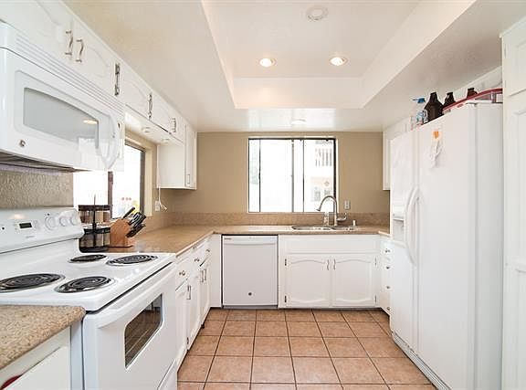 Large kitchen (11'x10') with Granite counter top and Pantry. Come with all the kitchen Appliances.