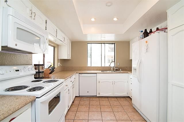 Large kitchen (11'x10') with Granite counter top and Pantry. Come with all the kitchen Appliances.