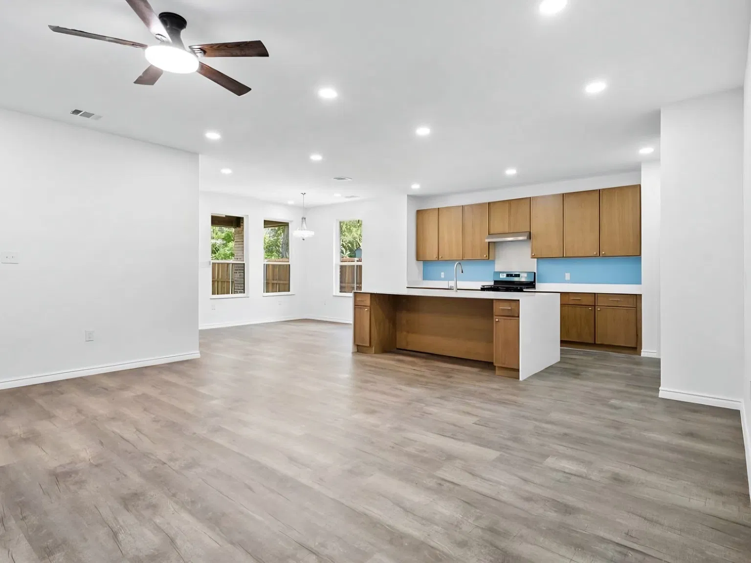 3 bed, 2298 sqft, $2,400 — Photo 3