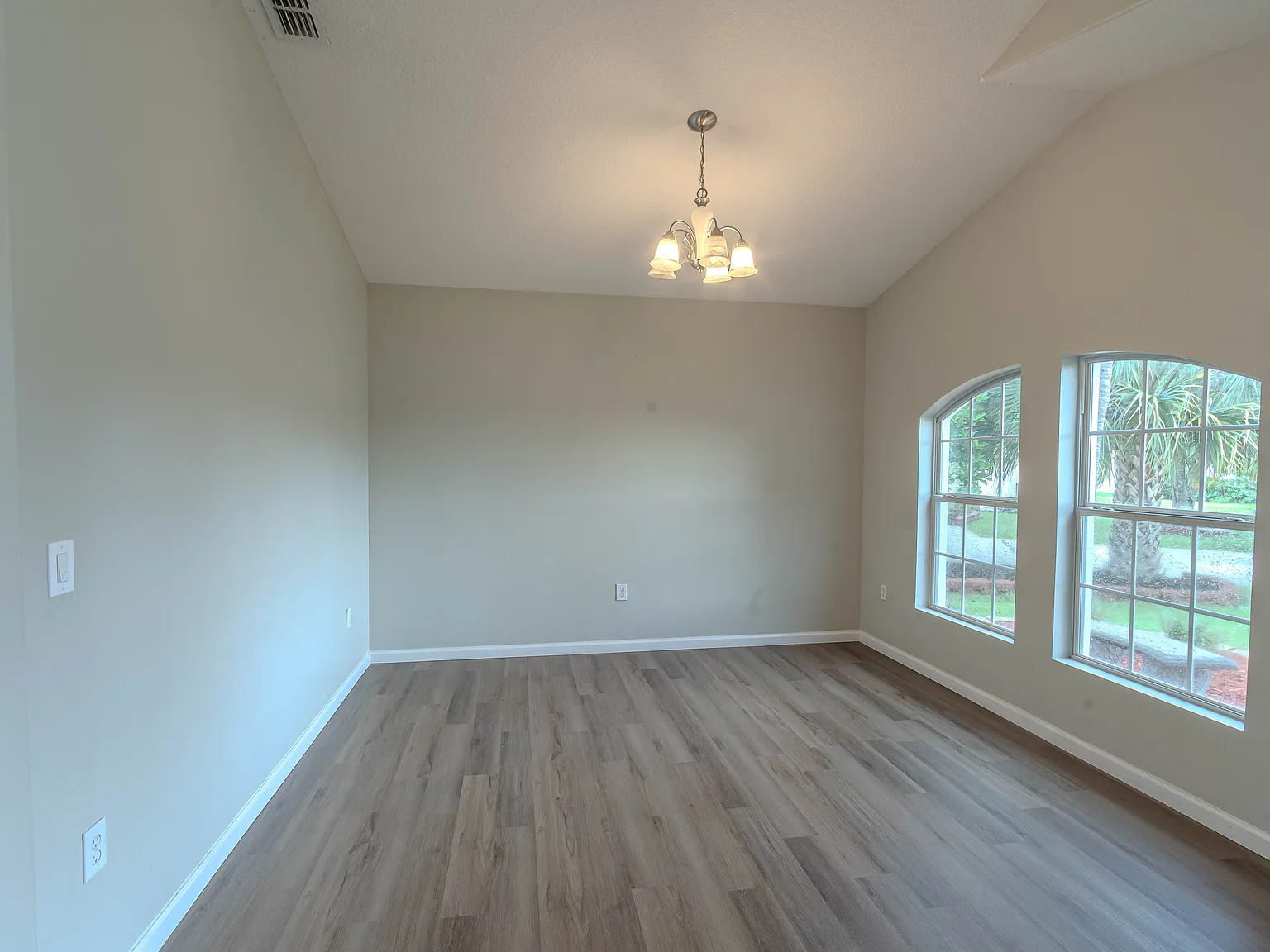 4 bed, 2.5 bath, 2400 sqft, $2,400 — Photo 3