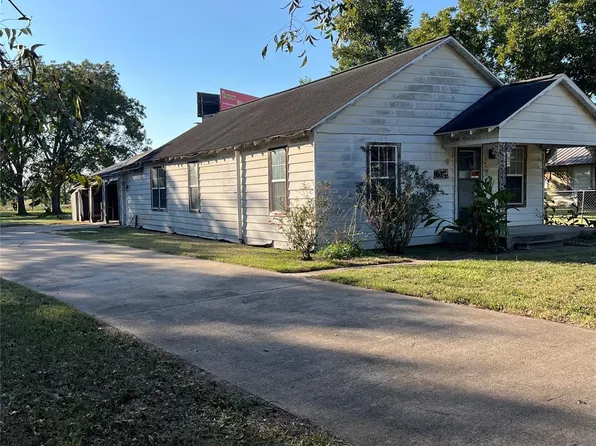 615 N 4th St, Ganado, TX 77962