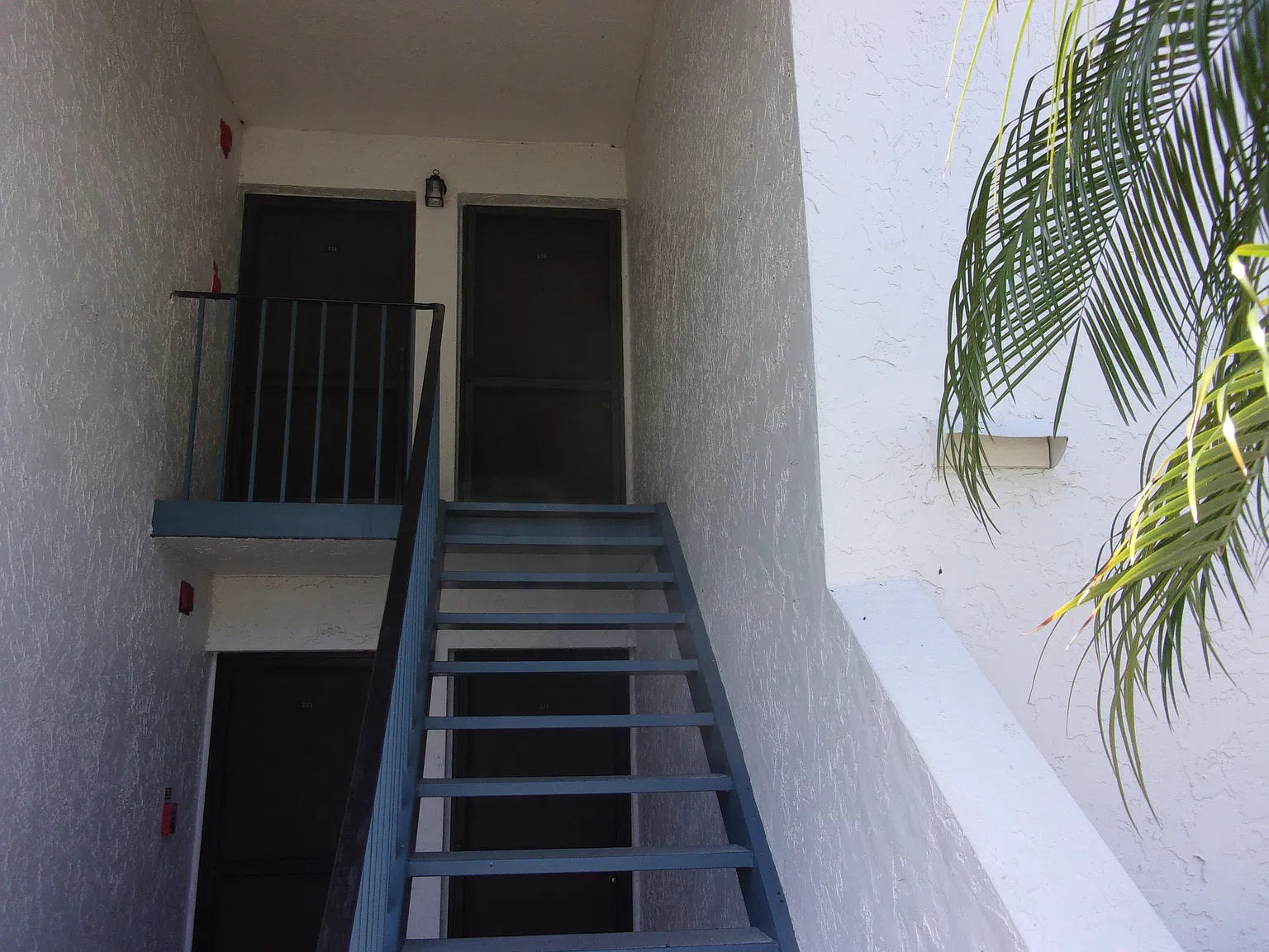 Upstairs 1 Bed 2 Bath with Water View — Photo 2