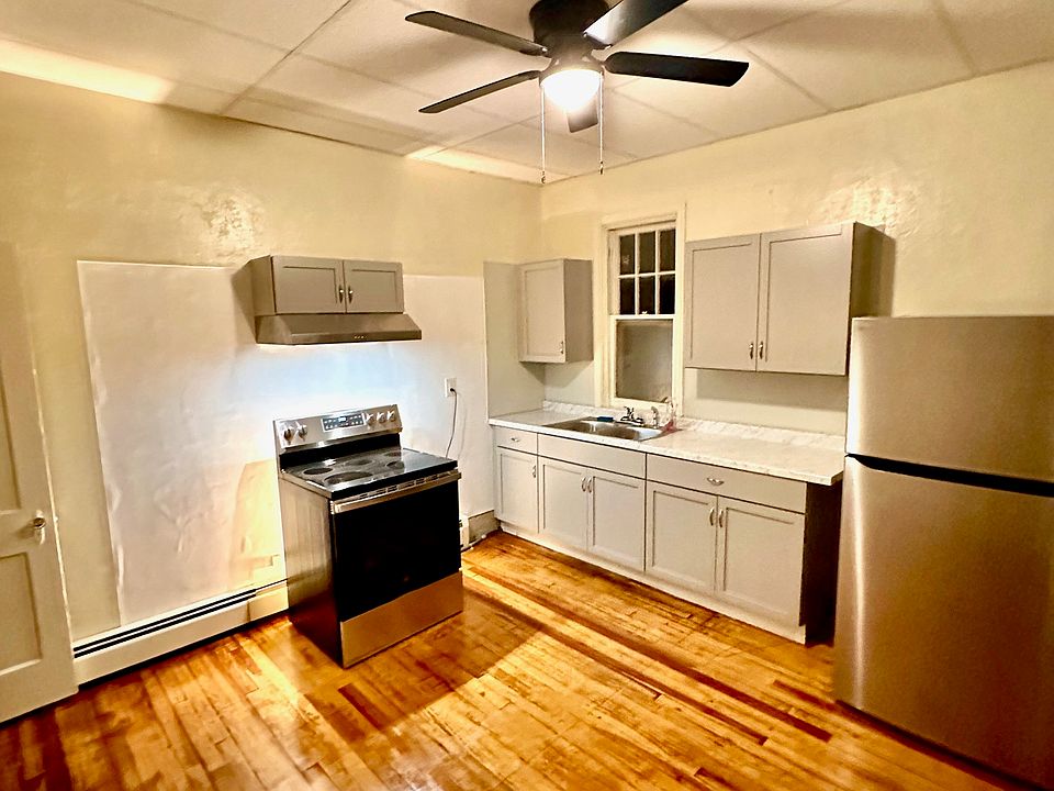 33B York St - Kitchen (night)
