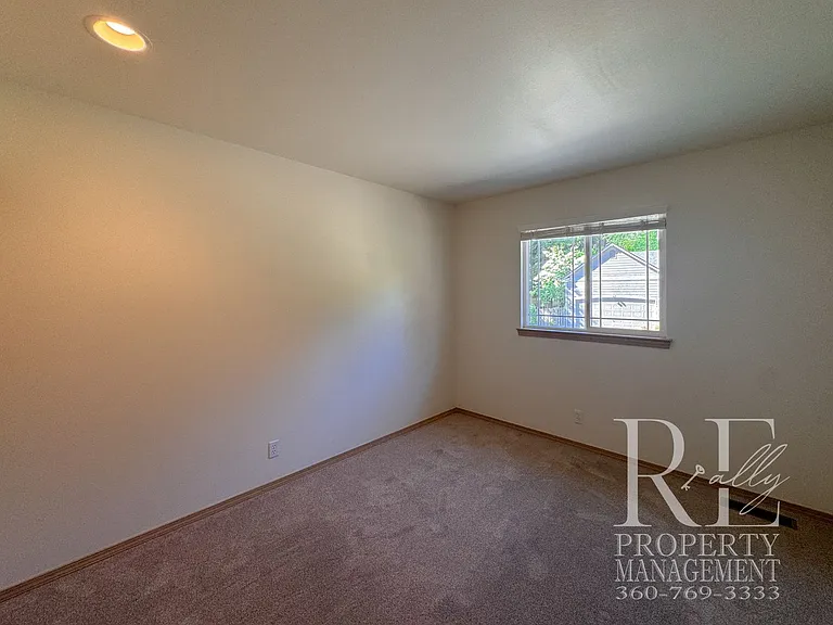 7250 Valley Wood Pl NE — Photo 16