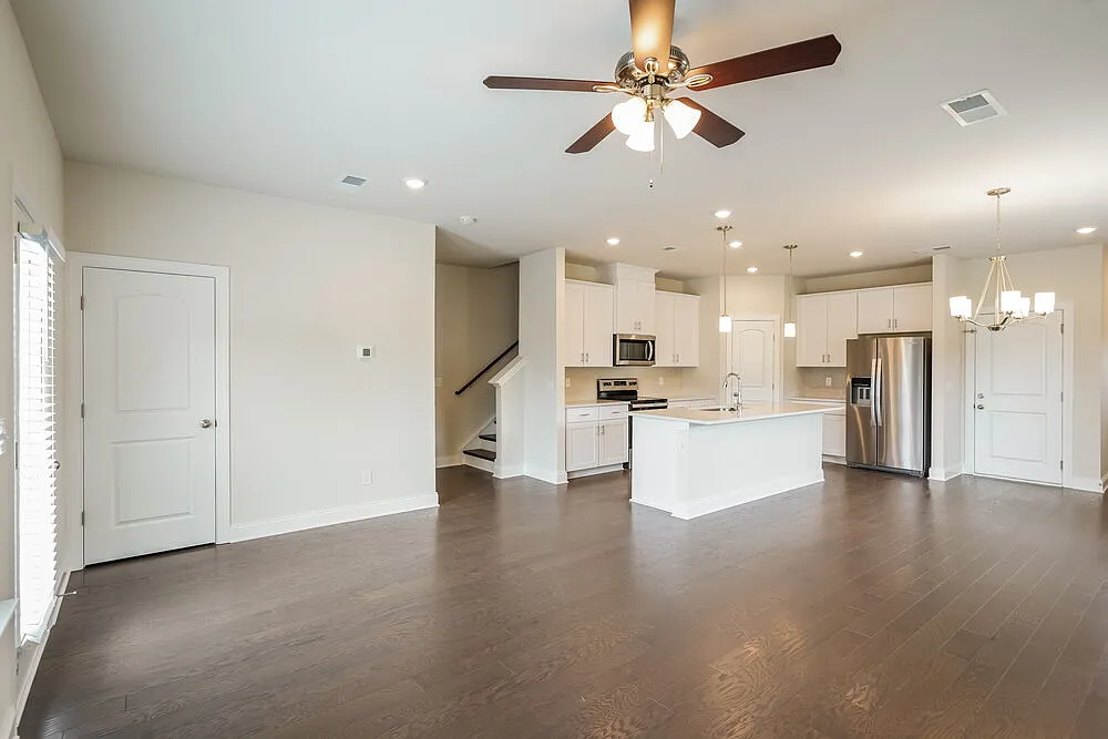 3 bed, 2.5 bath, 1834 sqft, $2,060 — Photo 4