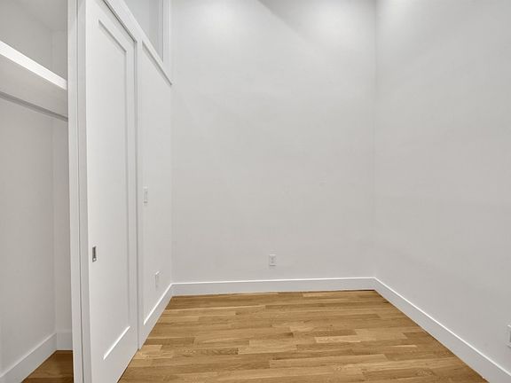 5th image of 210 E 22nd St APT 5C