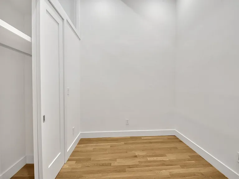 220 E 22nd St #5M — Photo 3