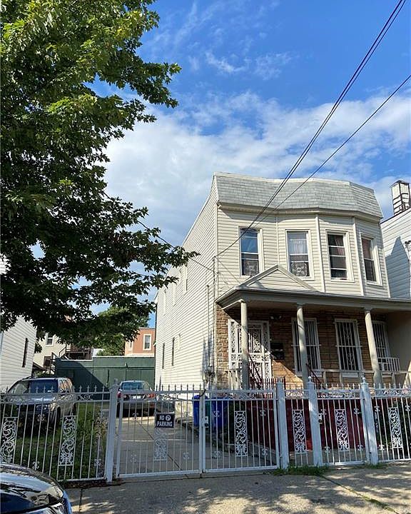 1st image of 825 E 227th St