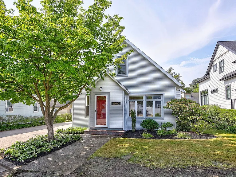 1190 Lakeview Dr — Photo 1
