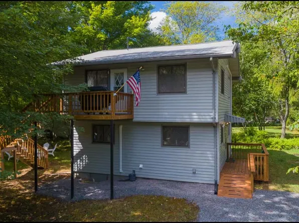 1030 Wyoming Dr, Pocono Lake, PA 18347