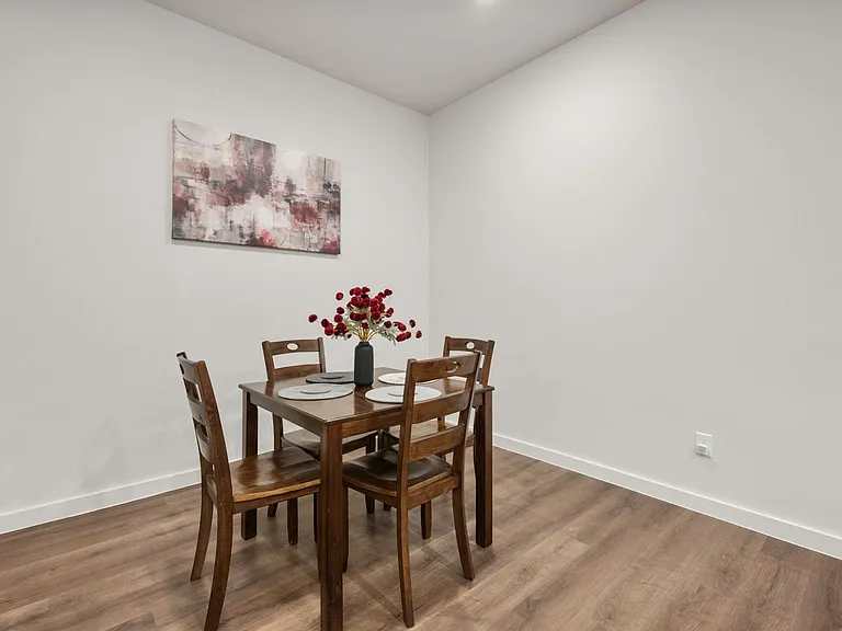 2515 Kenwood Ave — Photo 8