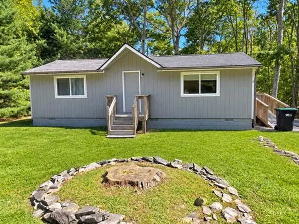 160 Basswood Dr, Dingmans Ferry, PA 18328