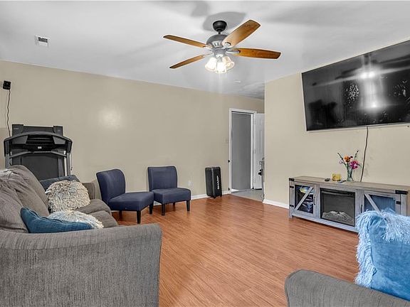2nd image of 817 Dana Dr