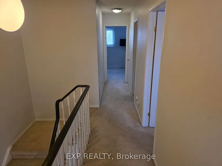 1296 Valerie Cres W — Photo 9