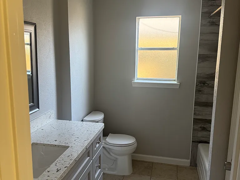 2421 Maxwell Ln — Photo 4