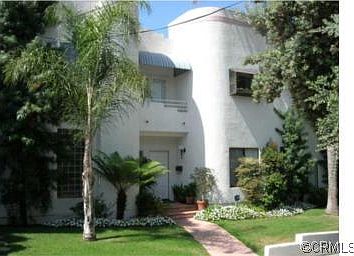 (Huge curb appeal, feels like a single family home!