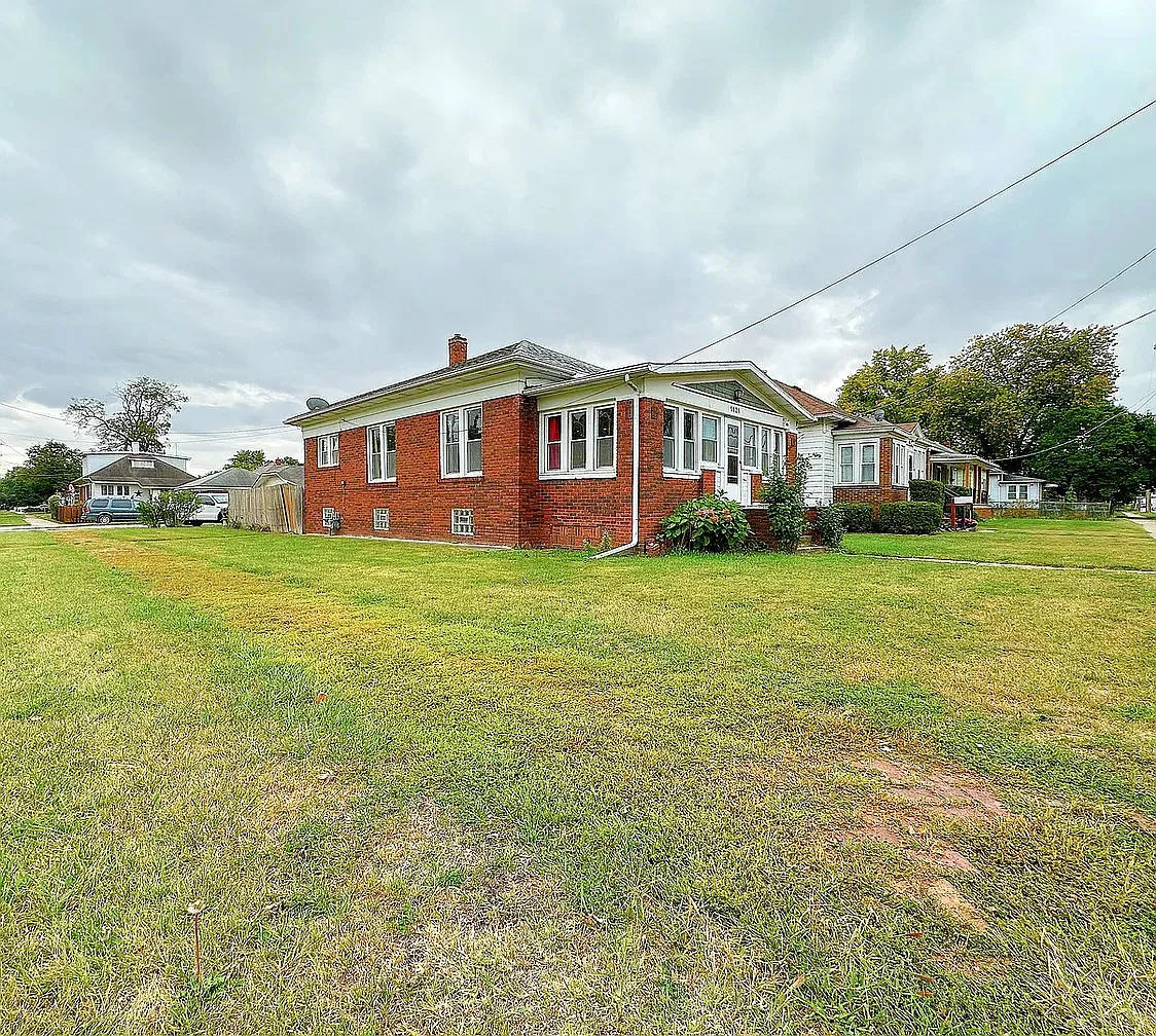 Cozy 2 Bed 1 Bath Home on Main St - Available 10/1 in Streator, IL — Photo 1