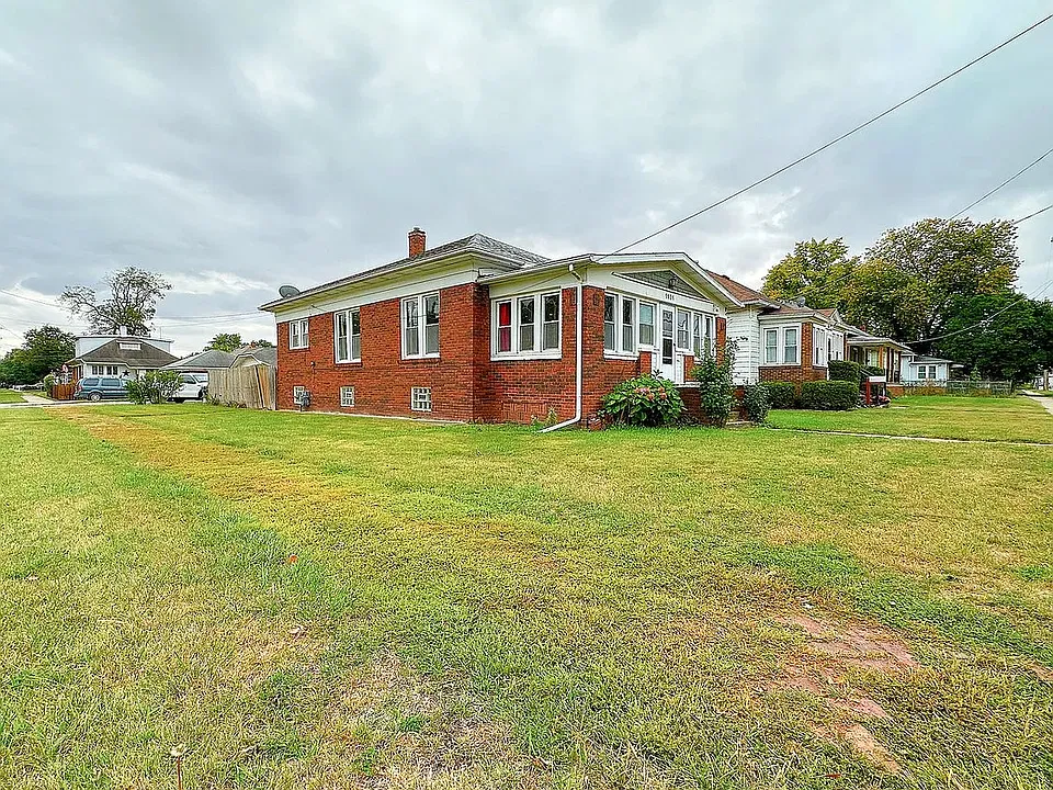 1121 E Main St #1