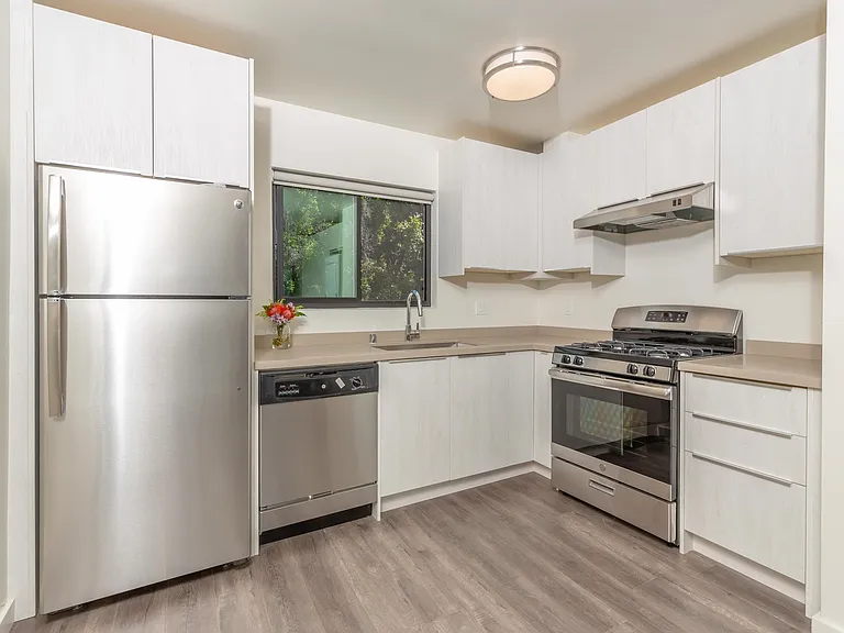 1330 N Martel Ave — Photo 19