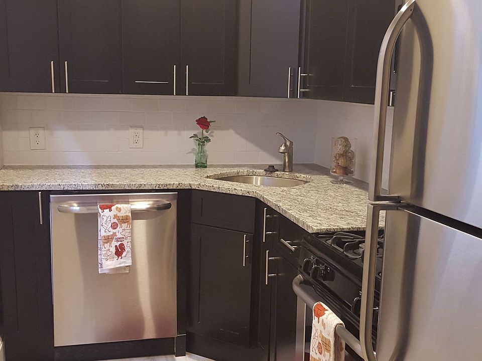 1530 Pine 3R $2095 ,early Oct move in.