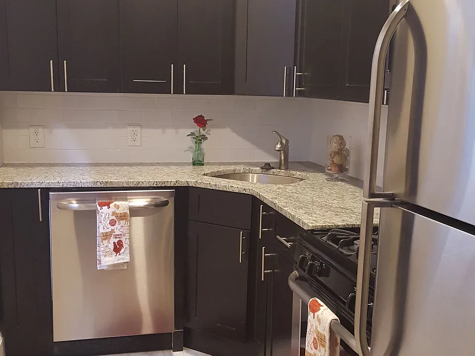 1530 Pine 3R $2095 ,early Oct move in.