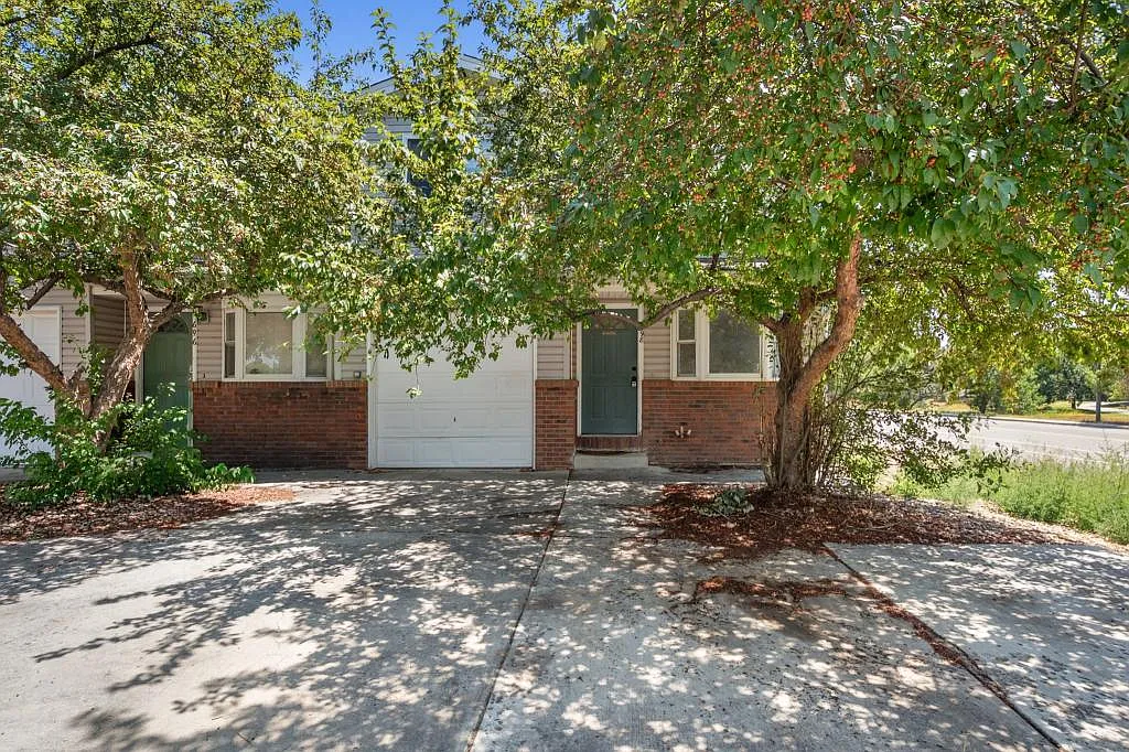 698 Eagle Dr — Photo 1