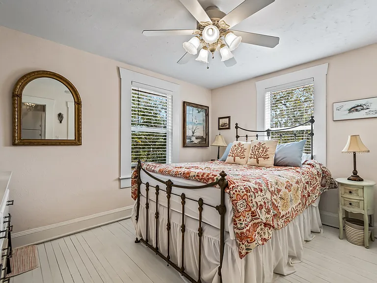 4 Oyster Bay Dr — Photo 3