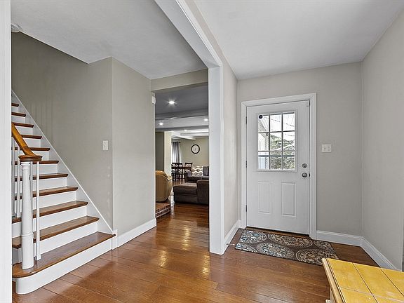 4th image of 733 Oxford St S