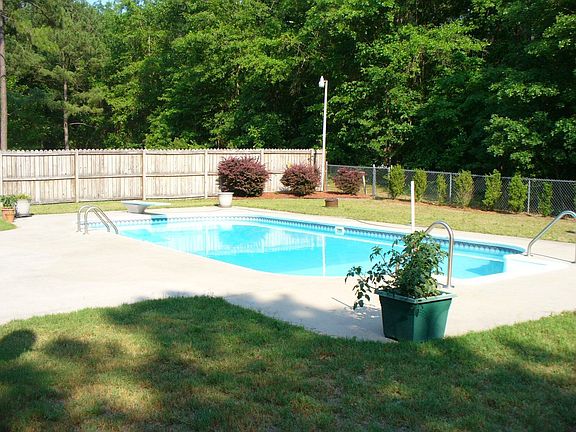 Back Yard w/Pool