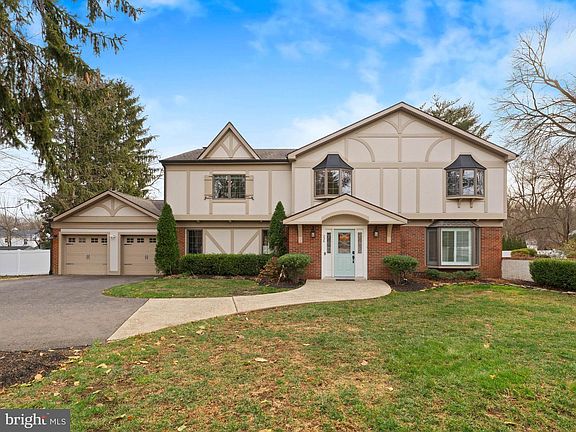 3rd image of 236 Carriage Hill Dr