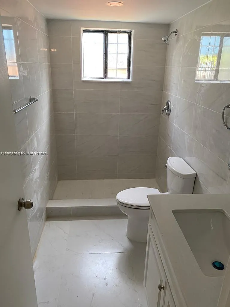 3 bed, 1012 sqft, $2,600 — Photo 3