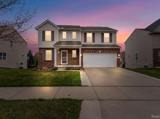 8079 Wildwood Ln, White Lake, MI 48386