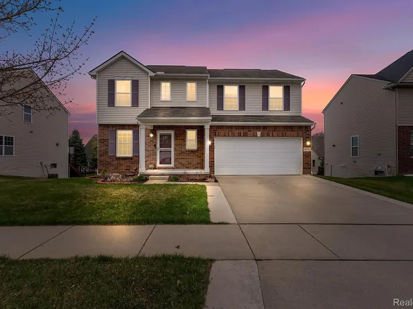 8079 Wildwood Ln, White Lake, MI 48386