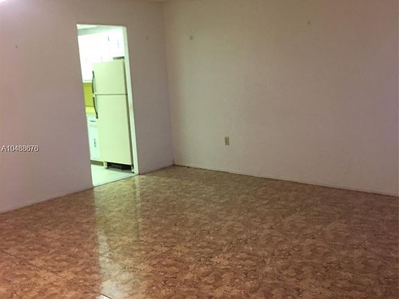 4th image of 920 NE 169th St APT 115