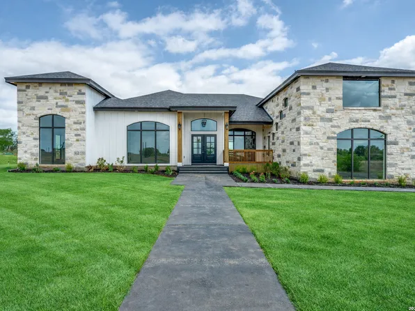 125 Hidden Hills, Floresville, TX 78114