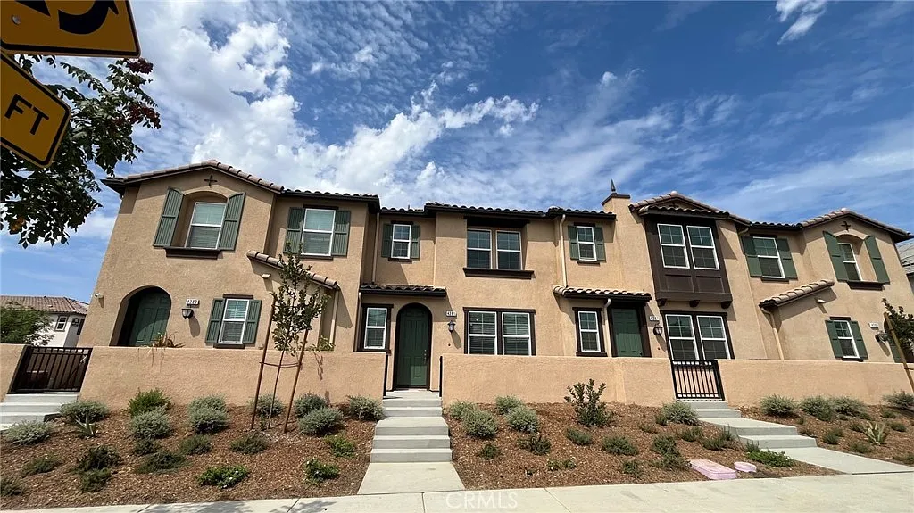 3 bed, 2.5 bath, 1446 sqft, $3,500 — Photo 2