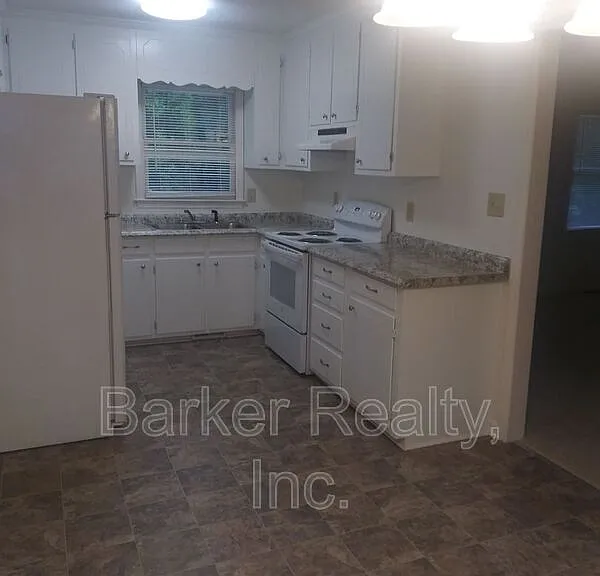 1506 Macdonald Ave — Photo 2