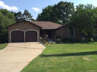 165 Kalhaven Rd, Rochester Hills, MI 48307