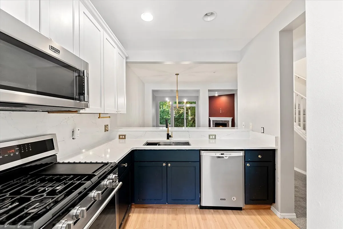3-Bed/2.5 Bath Townhome - Rent includes water/sewer/trash utilities! — Photo 3
