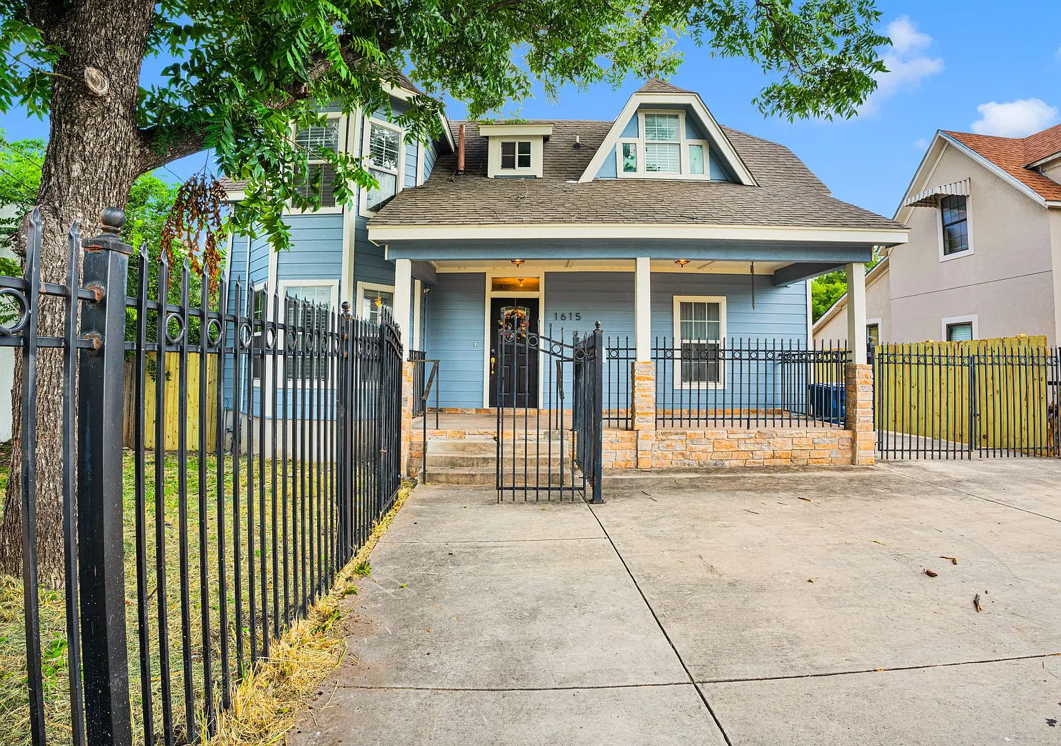 Charming 4-Bedroom Home near Downtown SA! — Photo 1