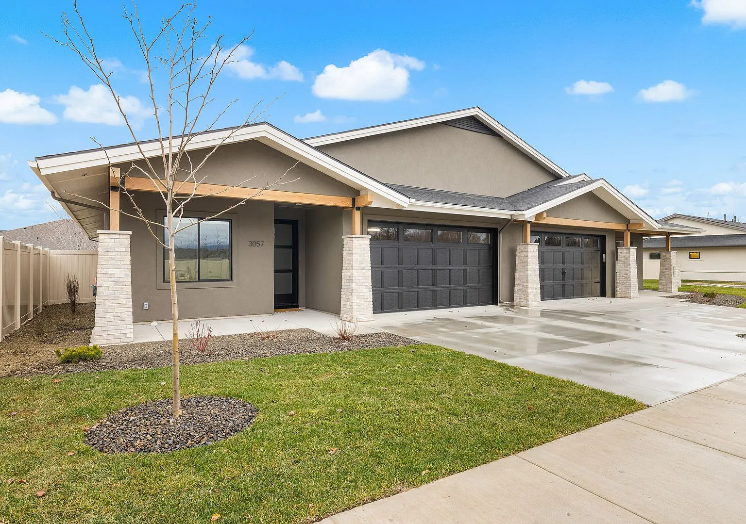 Brand New Luxury Duplex-Top of the line finishes & walking distance to The Village. — Photo 1