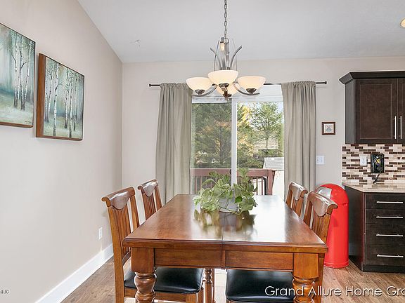 4th image of 2810 Dylan Ct NE