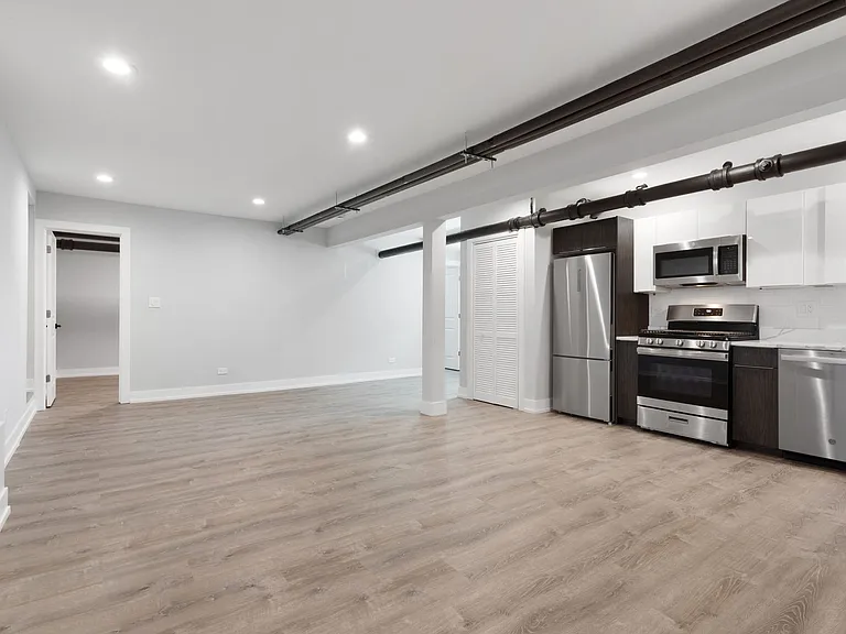 7417 N Clark St — Photo 28