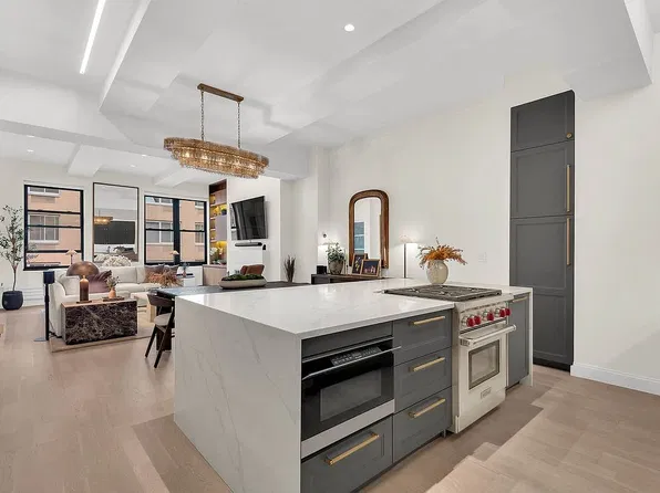 521 W 47th St APT 3B, New York, NY 10036