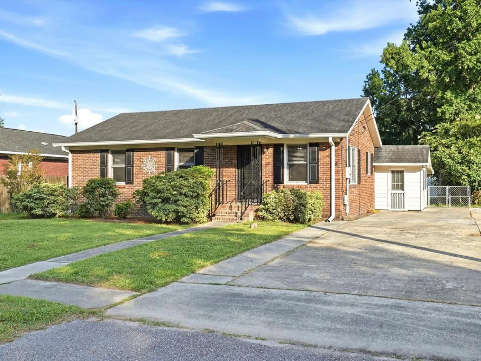 3 bed, 1185 sqft, $2,400 — Photo 2