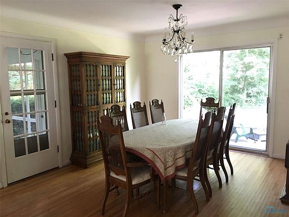 5th image of 555 E 7th St
